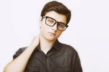 Şık yakışıklı genç adam beyaz arka plan üzerinde poz