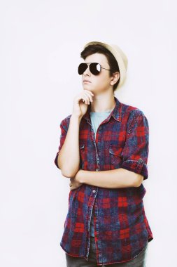 Yakışıklı adam güneş gözlüğü ve şapka beyaz arka plan üzerinde