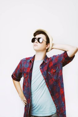 Yakışıklı adam güneş gözlüğü ve şapka beyaz arka plan üzerinde