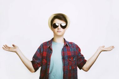 Yakışıklı adam güneş gözlüğü ve şapka beyaz arka plan üzerinde izole