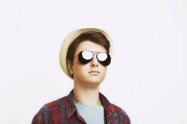 Yakışıklı adam güneş gözlüğü ve şapka beyaz bir arka plan üzerinde