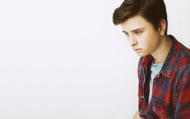 Şık yakışıklı genç adam beyaz arka plan üzerinde poz