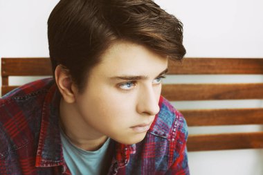 Şık yakışıklı genç adam beyaz arka plan üzerinde poz