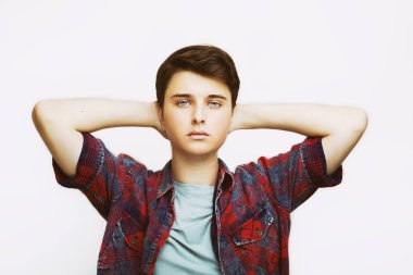 Şık yakışıklı genç adam beyaz arka plan üzerinde poz