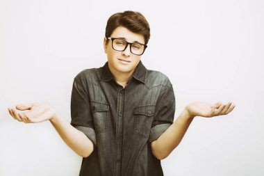 duygu gözlüklü adam izole üzerinde beyaz karışık