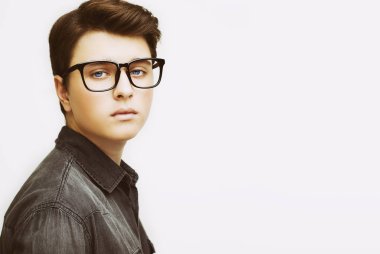 Şık yakışıklı genç adam beyaz arka plan üzerinde poz