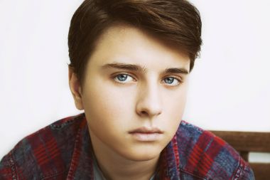 Beyaz arka plan üzerinde şık yakışıklı genç adam