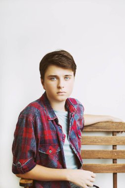 Şık yakışıklı genç adam beyaz arka plan üzerinde poz