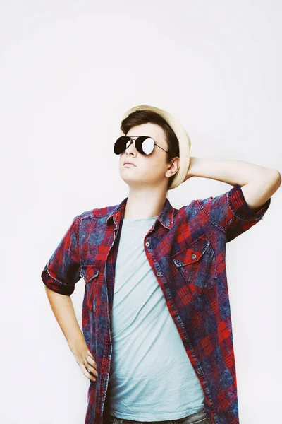 Yakışıklı adam güneş gözlüğü ve şapka beyaz arka plan üzerinde