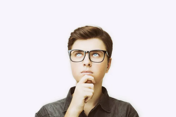 Un joven con gafas está pensando. Aislado sobre fondo blanco . — Foto de Stock