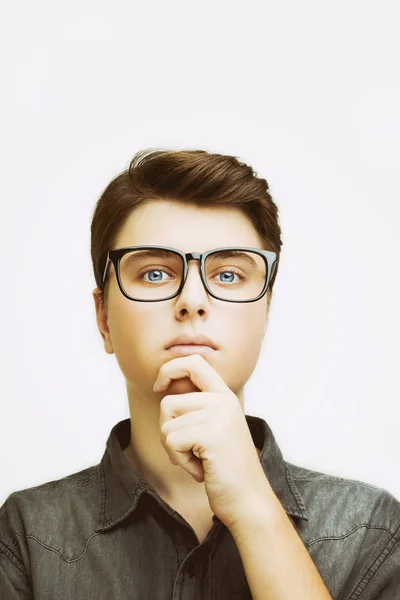 Giovane uomo con gli occhiali sta pensando su sfondo bianco . — Foto Stock