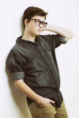 Şık yakışıklı genç adam poz. 