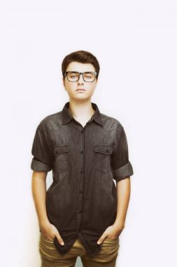 Şık yakışıklı genç adam gözlük poz. 