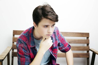 Şık yakışıklı genç adam beyaz arka plan üzerinde poz