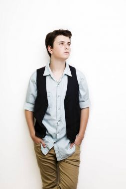 Şık yakışıklı genç adam poz. 