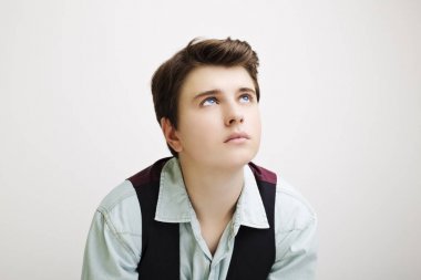 Şık yakışıklı genç adam beyaz arka plan üzerinde poz