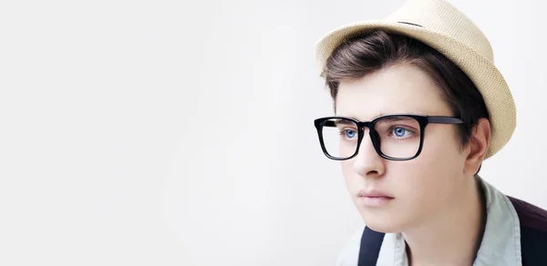 Knappe jongen met bril en muts — Stockfoto