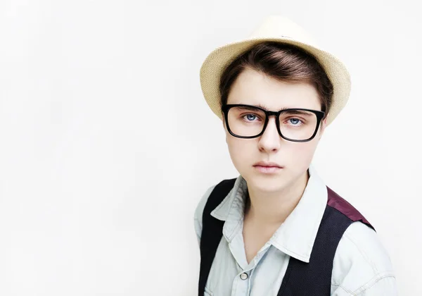 Красивый мальчик в очках и шляпе — стоковое фото