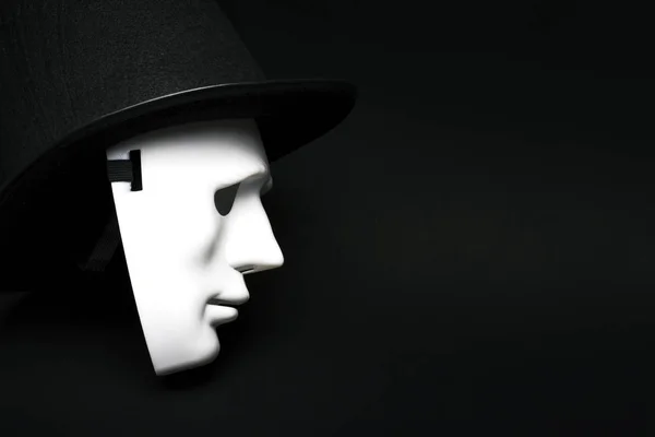 Біла людська маска в капелюсі — стокове фото
