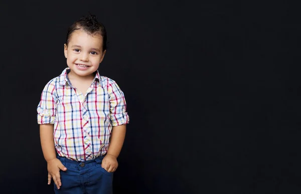 Portret van een modieuze knappe jongen op een donkere achtergrond — Stockfoto