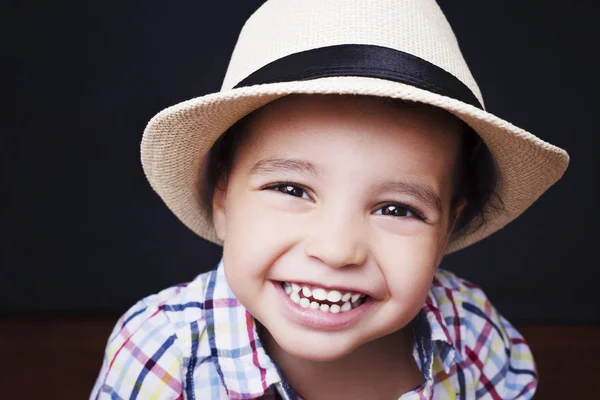 Emotionele schattige jongen geruite shirt en stro hoed — Stockfoto