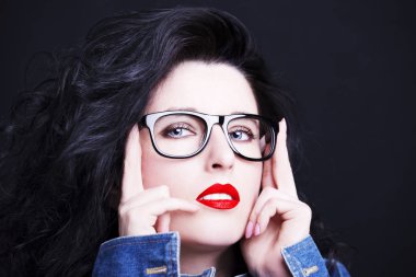 Gözlük takan genç ve güzel bir kadın.. 