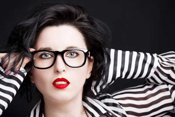 Gözlük takan genç ve güzel bir kadın.. 