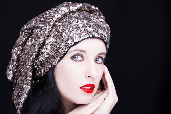 Karanlık arka planda genç ve çekici bir kadının portresi..