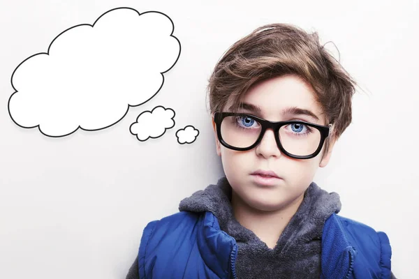 Niño reflexivo con gafas con una burbuja de pensamiento vacía —  Fotos de Stock