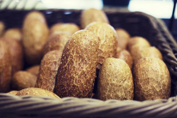 バスケットにパンのパンがたくさん — ストック写真