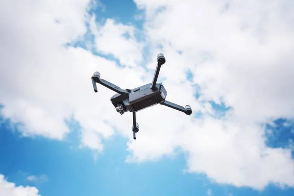 Drone copter volant avec appareil photo numérique haute résolution . — Photo