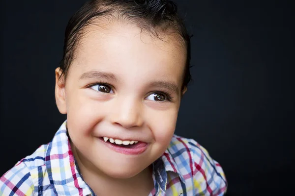 Portret van een knappe jongen op een zwarte achtergrond — Stockfoto
