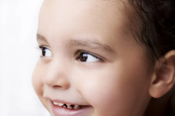 Portret van een lachende jongen. Close-up shot — Stockfoto