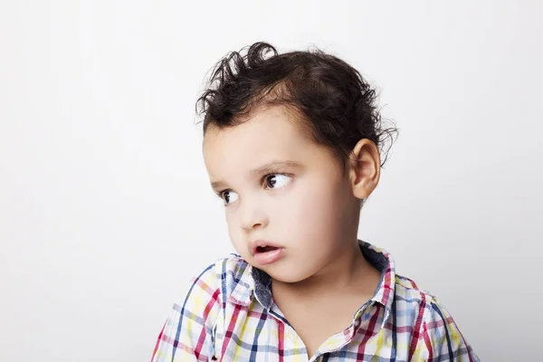 Komean pojan muotokuva valkoisella taustalla — kuvapankkivalokuva