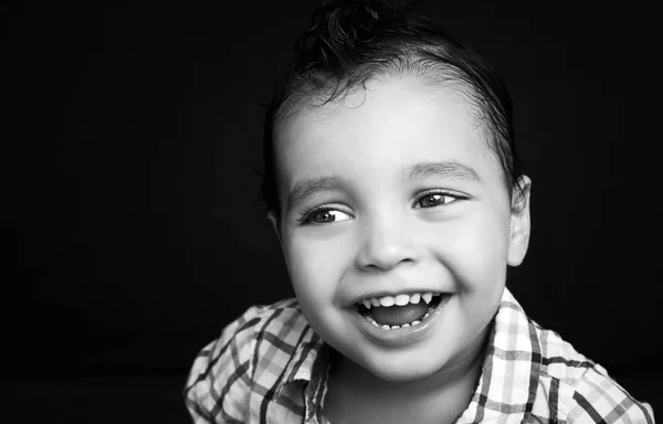 Retrato de um menino bonito na moda — Fotografia de Stock