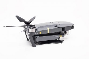 İle DJI indeks işlem Mavic Pro dron: İsrail, 2 Ekim 2017. Portre, beyaz arka plan üzerinde. Bir piyasada en taşınabilir cisimlerinin