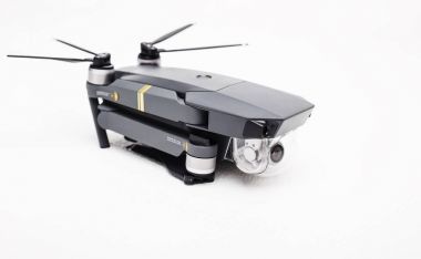 İle DJI indeks işlem Mavic Pro dron: İsrail, 2 Ekim 2017. Portre, beyaz arka plan üzerinde. Bir piyasada en taşınabilir cisimlerinin