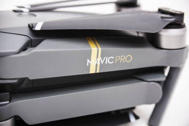 İle DJI indeks işlem Mavic Pro dron: İsrail, 2 Ekim 2017. Portre, beyaz arka plan üzerinde. Bir piyasada en taşınabilir cisimlerinin