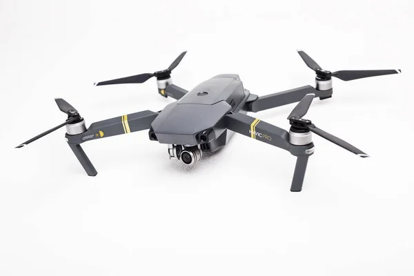 İle DJI indeks işlem Mavic Pro dron: İsrail, 2 Ekim 2017. Portre, beyaz arka plan üzerinde. Bir piyasada en taşınabilir cisimlerinin