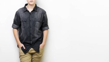 Şık yakışıklı genç adam poz. 