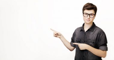  Mutlu yakışıklı delikanlı uzağa işaret ve beyaz arka plan karşı dururken gülümseyen bardakları ve kot gömlek