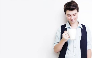 Kahve molası. Kendine güvenen genç yakışıklı adam Kupası holding