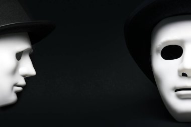 Şapkalı beyaz insan maskeleri