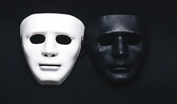 หน้ากากมนุษย์สีขาวและมืด — ภาพถ่ายสต็อก