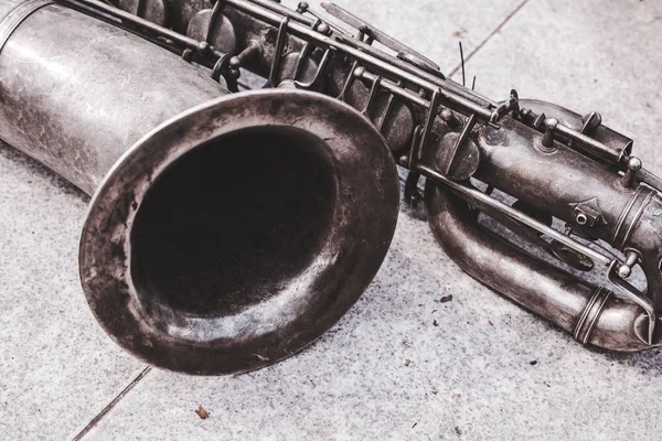 The old tenor saxophone in vintage look. — Stock Photo, Image