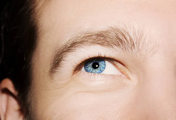 Imagen del ojo azul del hombre — Foto de Stock