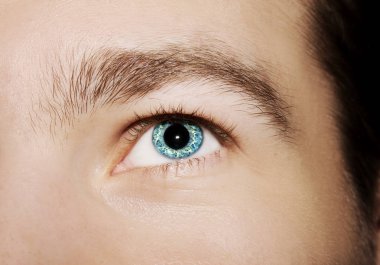 Adamın mavi göz görüntüsünü