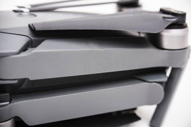 Beyaz arka plan üzerinde izole Uav Uçak Helikopter.