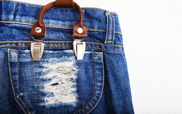 Wszystko białe szelki na vintage jeans — Zdjęcie stockowe