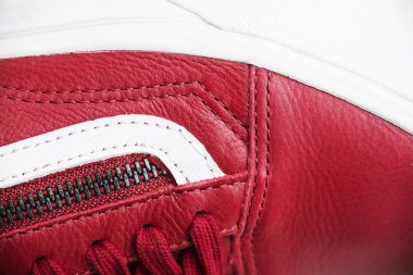 Az parayla ile moda ayakkabı. Kırmızı spor ayakkabı ve beyaz arka plan üzerinde ayakkabı bağı